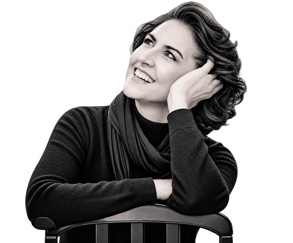 Retrato monocromatico con sonrisa sonadora